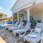 בית נופש Pet Friendly Home In Pula *