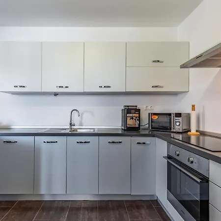 Beautiful In With Kitchen * Pula