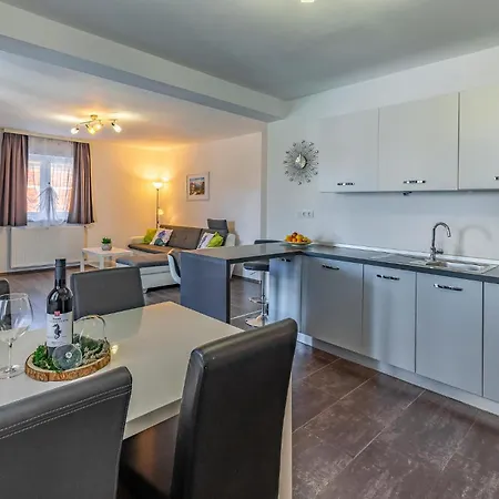 Holiday home Beautiful In With Kitchen Pula
