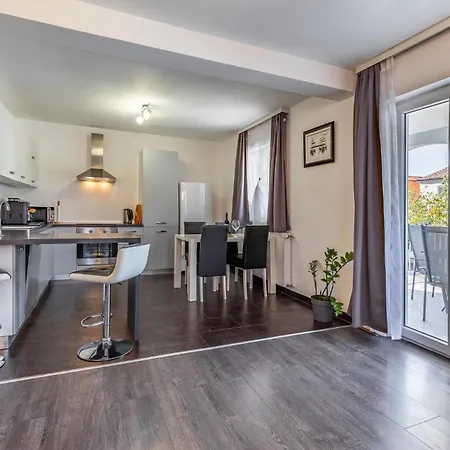 Holiday home Beautiful In With Kitchen Pula