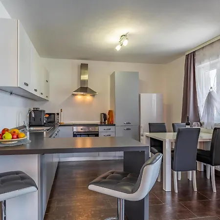 Beautiful In With Kitchen * Pula