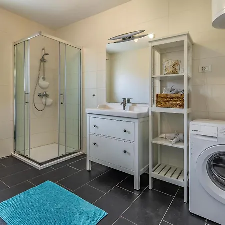 Beautiful In With Kitchen Holiday home
